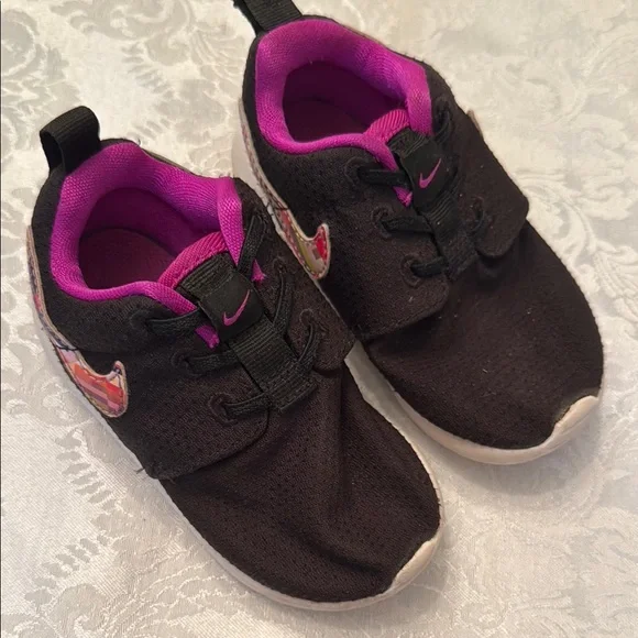 Nike Black and Pink Mesh Athletic Sneaker Nike Girls Floral Mesh Sneakers Black Pink Lightweight Low  main image 3
